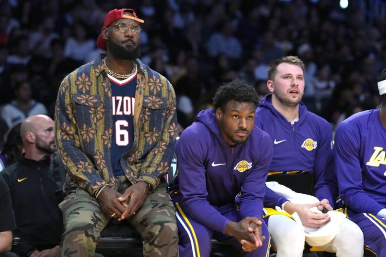 LeBron James remains sidelined but inches closer to Lakers’ season debut