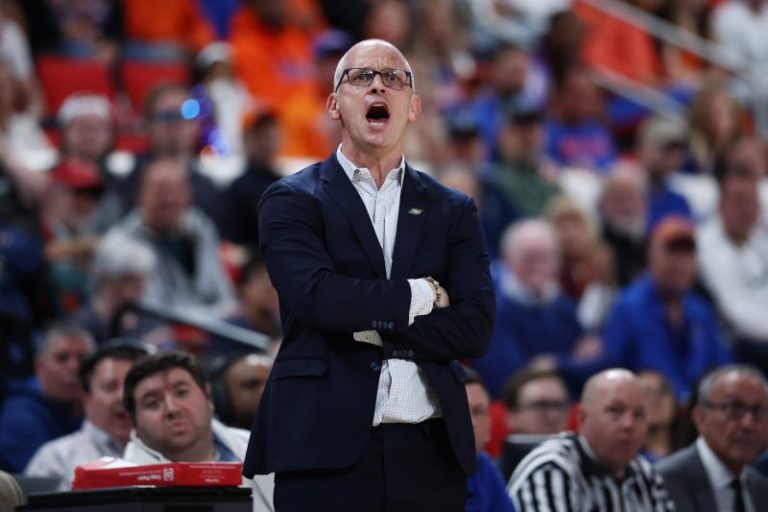 UConn coach irate, tears up stat sheet after losing to Arizona men’s basketball