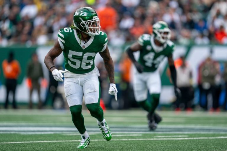 Jets LB dresses as Batman character as team debuts Gotham-branded unis