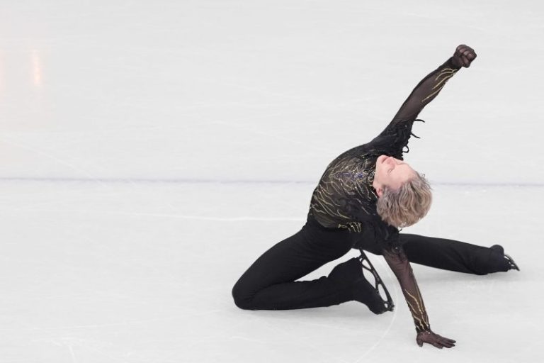 Olympics figure skating live updates: Ilia Malinin skates for gold