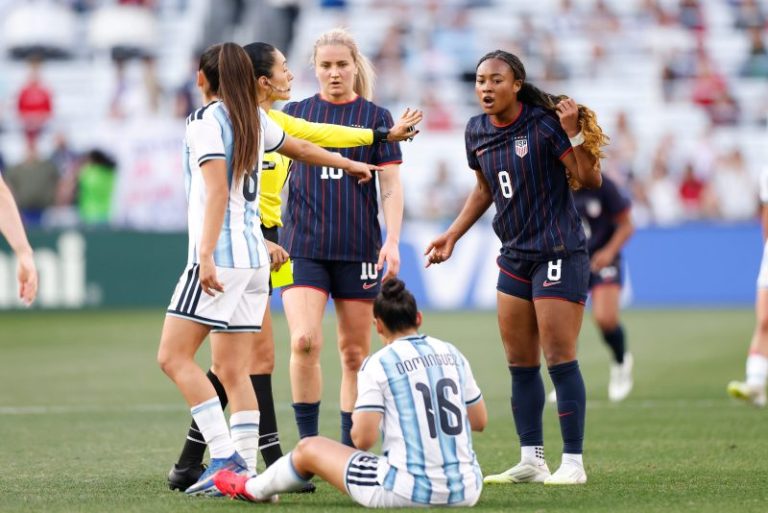 Watch: USWNT midfielder gets hair pulled by Argentina player